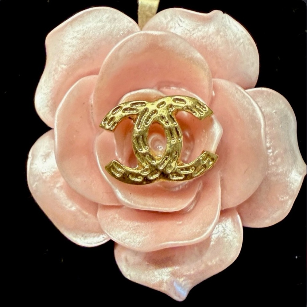 Authentic Pendant CHANEL 23A Pink Resin Camellia Pendant Charm - Picture 5 of 9